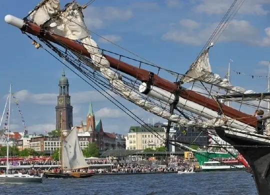 Auf Klassenfahrt mit HEROL&Eacute;: Hafen in Hamburg.