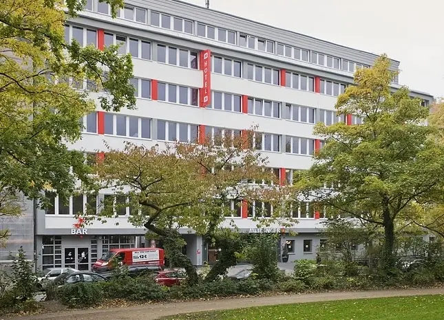 Auf Klassenfahrt mit HEROLÉ: Die Außenansicht des Meininger Hotel City Center in Hamburg.