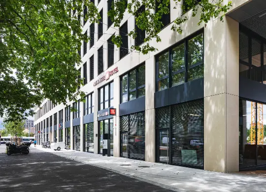 Auf Klassenfahrt mit HEROLÉ: Haupteingang des Meininger Hotels  Genève Centre Charmilles in Genf