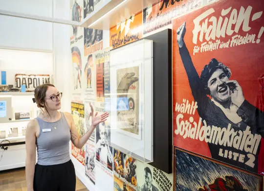 Im Haus der Weimarer Republik begegnen Schüler:innen der Wiege der Demokratie genau dort, wo sie 1919 gegründet wurde.