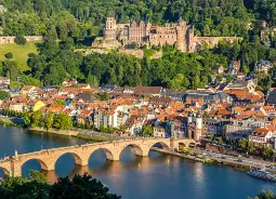 Auf Klassenfahrt mit HEROLÉ: Lassen Sie sich von der Romantik am Neckar in Heidelberg verzaubern.