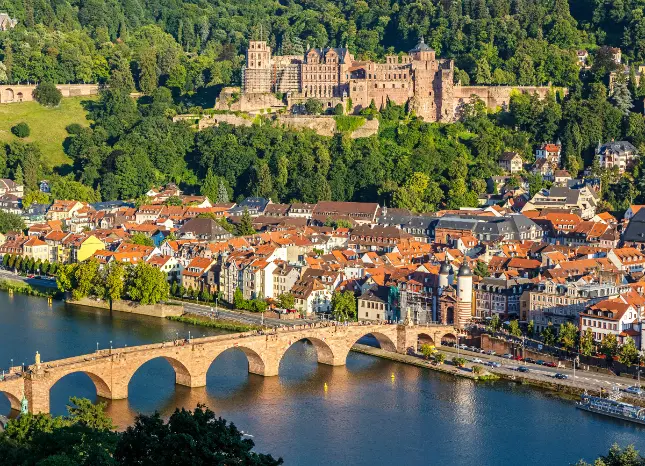 Blick auf Heidelberg Auf Klassenfahrt mit HEROLÉ: Lassen Sie sich von der Romantik am Neckar in Heidelberg verzaubern.