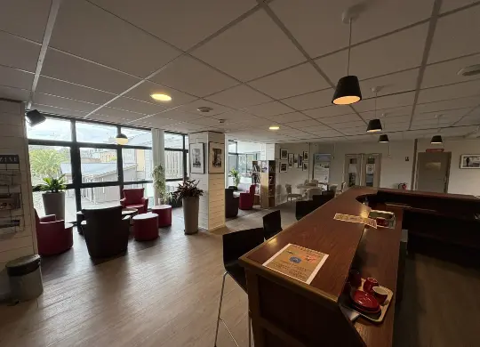 Auf Klassenfahrt mit HEROLÉ: Helles Café und Aufenthaltsraum im Centre Patrick Varangot