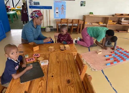 HEROLÉ und Sustainable Coffee Bay HEROLÉ unterstützt die Ikhaya Labantwana Montessori Vorschule in der Region Coffee Bay, Südafrika