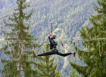 Hochseilgarten in Tirol Auf Klassenfahrt mit HEROLÉ: Viel Spaß für eine Schülerin im Hochseilgarten in Tirol