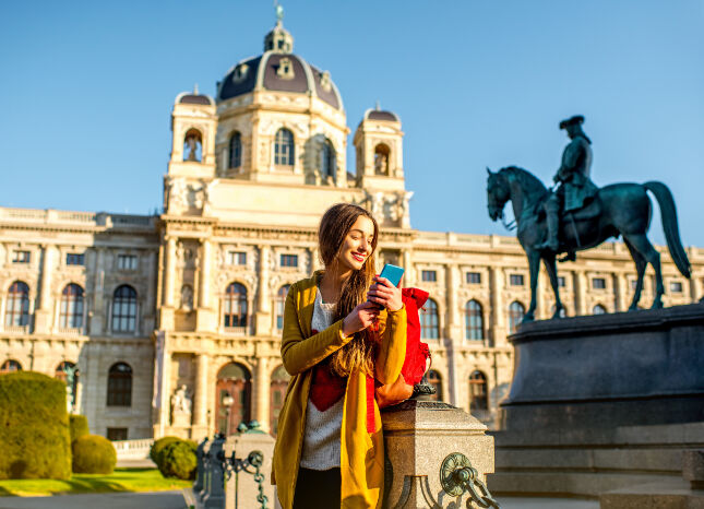 Schülerin vor der Hofburg in Wien Auf Klassenfahrt mit HEROLÉ: Besuchen Sie mit Ihrer Schulklasse die Hofburg in Wien