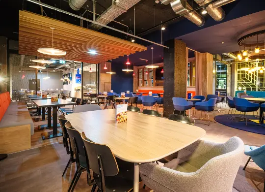 Holiday Inn Express Dresden Zentrum - Essbereich Auf Klassenfahrt mit HEROLÉ: Der Essbereich im Holiday Inn Express Dresden Zentrum