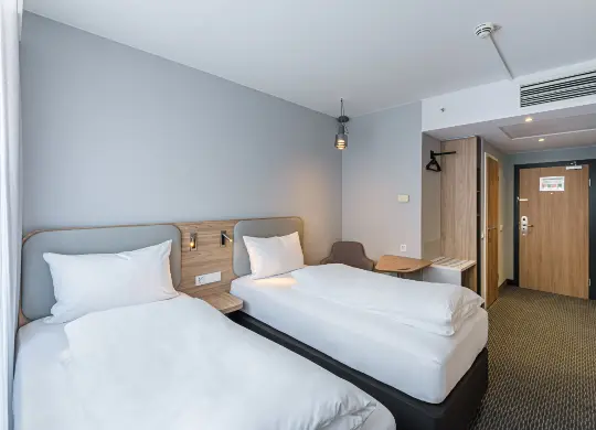 Holiday Inn Express Dresden Zentrum - Twinzimmer Auf Klassenfahrt mit HEROLÉ: Beispielzimmer TWIN im Holiday Inn Express Dresden Zentrum
