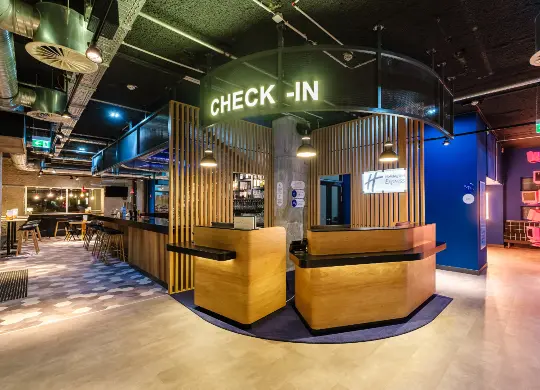 Holiday Inn Express Zentrum - Foyer Auf Klassenfahrt mit HEROLÉ: Der Check-in im Holiday Inn Express Dresden Zentrum