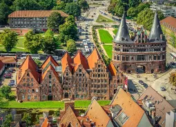 Auf Klassenfahrt mit HEROLÉ: Blick auf das Holstentor in Lübeck