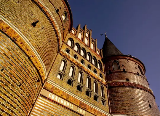 Auf Klassenfahrt mit HEROLÉ: Holstentor zu Lübeck