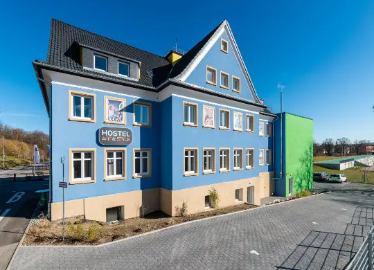 Auf Klassenfahrt mit HEROLÉ: Außenansicht Hostel Art & Style Singen