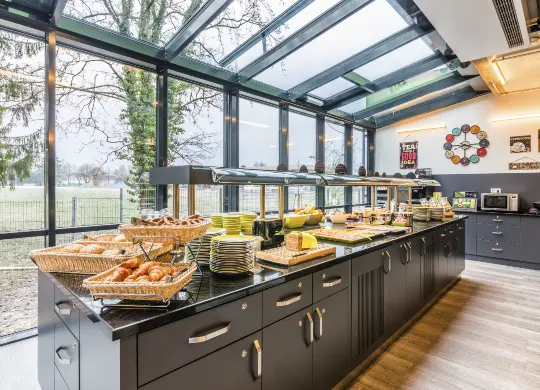 Auf Klassenfahrt mit HEROLÉ: Frühstücksraum Hostel Art & Style Singen