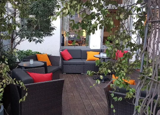 Auf Klassenfahrt mit HEROLÉ: Innenhof des Hostels Köln