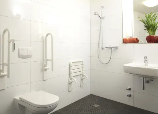 Auf Klassenfahrt mit HEROLÉ: Barrierefreie Bäder im Hostel Köln