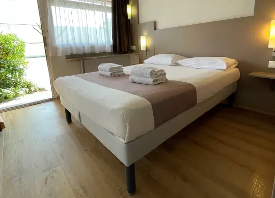 Auf Klassenfahrt mit HEROLÉ: Zimmerbeispiel im Hotel Cristol in der Provence