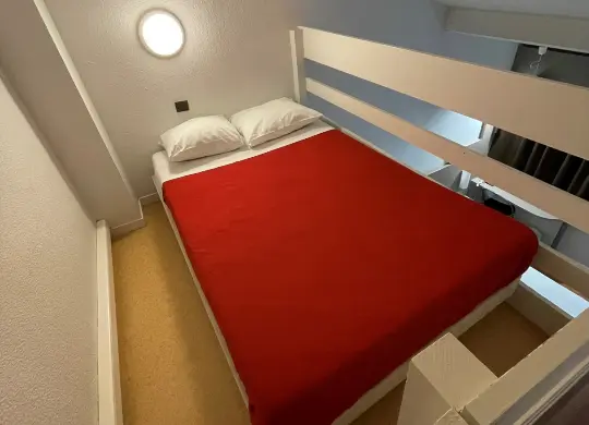 Auf Klassenfahrt mit HEROLÉ: Zimmerbeispiel mit Zwischengeschoss im Hotel Cristol in der Provence