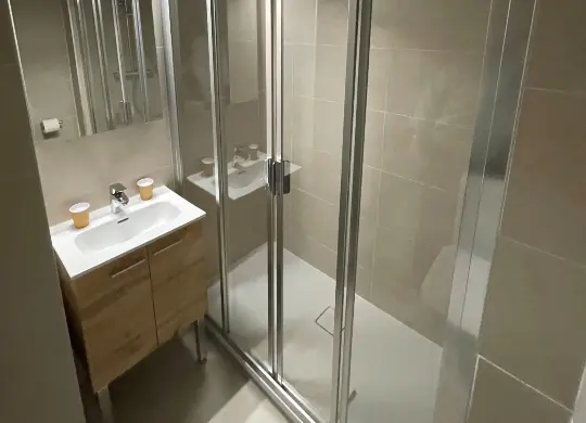 Auf Klassenfahrt mit HEROLÉ: Neue Bäder im Hotel Cristol bei Avignon / Provence