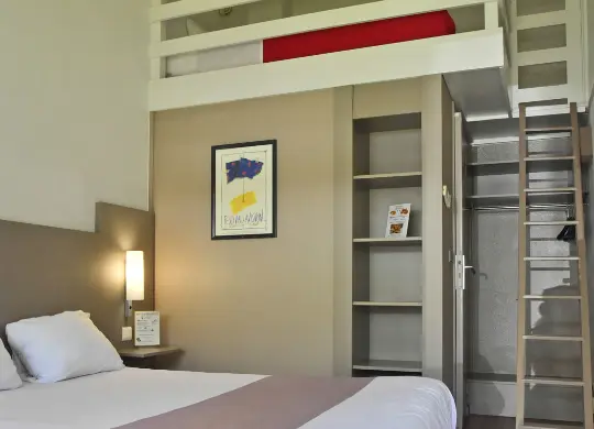 Auf Klassenfahrt mit HEROLÉ: Dreibettzimmer im Hotel Cristol in Avignon