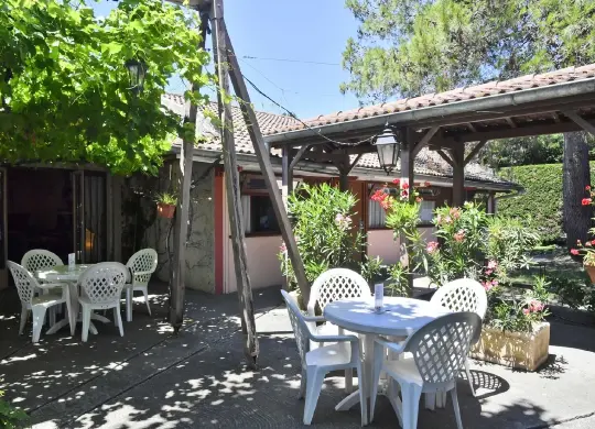 Auf Klassenfahrt mit HEROLÉ: Terrasse im Hotel Cristol in der Provence