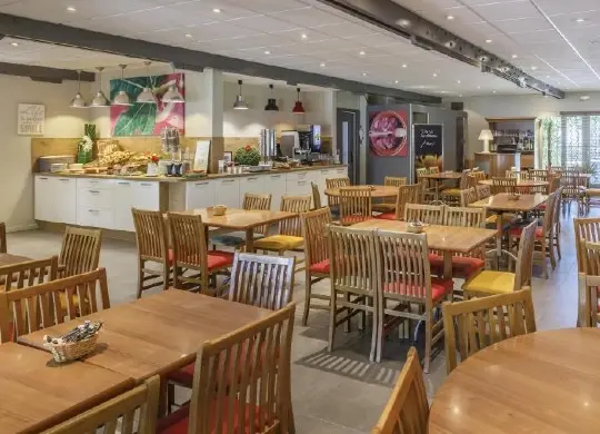 Auf Klassenfahrt mit HEROLÉ: Frühstücksraum im Hotel Cristol in Avignon