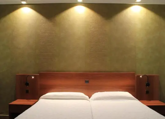 Auf Klassenfahrt mit HEROLÉ: Zimmerbeispiel im Hotel Haromar in Katalonien.