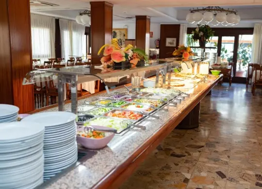 Auf Klassenfahrt mit HEROLÉ: Abendessen vom Buffet im Hotel Haromar in Calella.