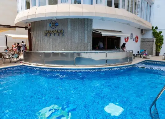 Auf Klassenfahrt mit HEROLÉ: Swimmingpool des Hotels Haromar in Katalonien.