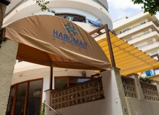 Auf Klassenfahrt mit HEROLÉ: Eingang zum Hotel Haromar in Calella/Katalonien.