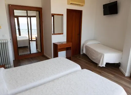 Auf Klassenfahrt mit HEROLÉ: Dreibettzimmer im Hotel Haromar in Calella/Katalonien.