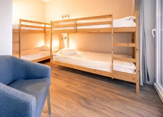 Zimmerbeispiel im Hotel Royal Astrid in Oostende Auf Klassenfahrt mit HEROLÉ: Mehrbettzimmer im Hotel Royal Astrid an der Flämischen Nordseeküste