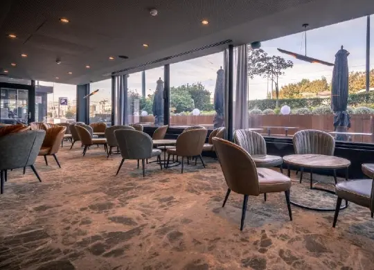 Hotel Royal Astrid in Oostende Auf Klassenfahrt mit HEROLÉ: Bar im Hotel Royal Astrid an der Flämischen Nordseeküste