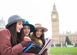 Auf Klassenfahrt mit HEROLÉ: Auf der Suche nach dem richtigen Weg vor den Houses of Parliament in Westminster in London.