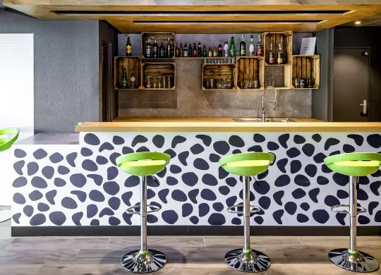Auf Klassenfahrt mit HEROLÉ: Bar im Ibis budget Avignon in der Provence