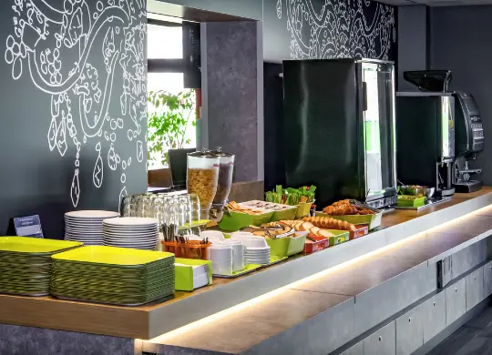 Auf Klassenfahrt mit HEROLÉ: Frühstücksbuffet im Ibis budget Avignon in der Provence