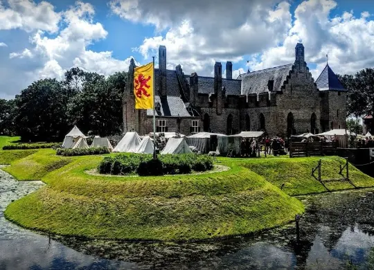 Auf Klassenfahrt mit HEROLÉ: Schloss Radboud am Ijsselmeer.