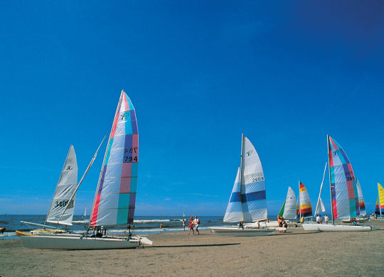 Boote am Strand am Ijsselmeer Auf Klassenfahrt mit HEROLÉ: Boote am Strand am Ijsselmeer.