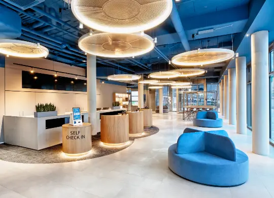 Auf Klassenfahrt mit HEROLÉ: Lobby/Lounge im H2 Hotel in Leipzig