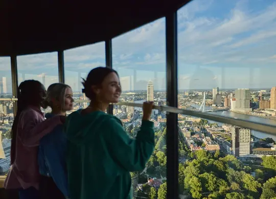 In 185 m auf dem Euroscoop des Euromast in Rotterdam Auf Klassenfahrt mit HEROLÉ: In luftiger Höhe des Euromast in Rotterdam
