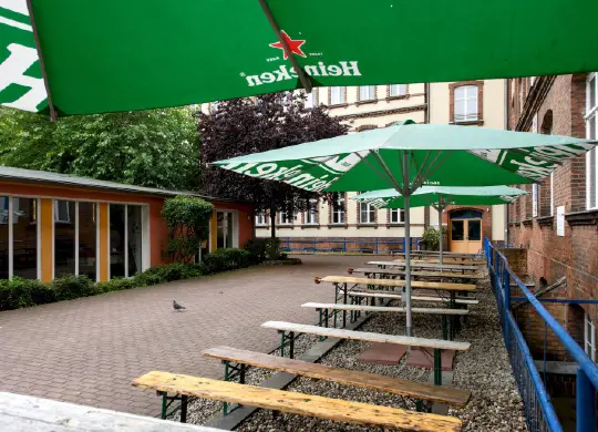 Auf Klassenfahrt mit HEROLÉ: Innenhof des a&o Hostels Berlin Friedrichshain