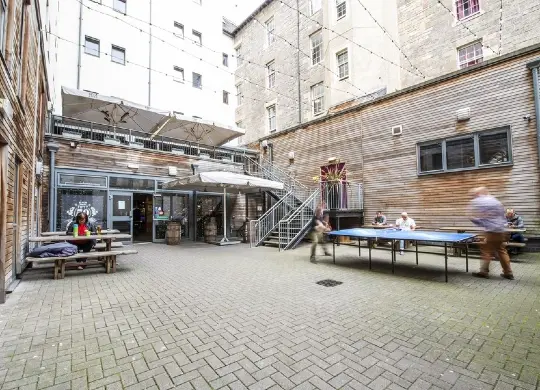 Auf Klassenfahrt mit HEROLÉ: Innenhof im a&o Edinburgh City