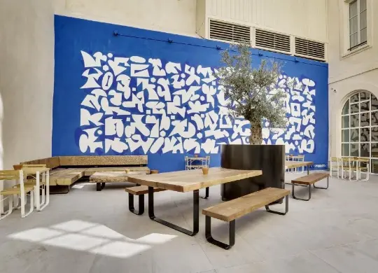 Auf Klassenfahrt mit HEROLÉ: Innenhof im The People Hostel in Marseille in der Provence.