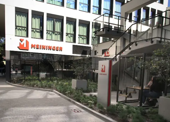 Auf Klassenfahrt mit HEROLÉ: Innenhof des MEININGER Hotel Krakau