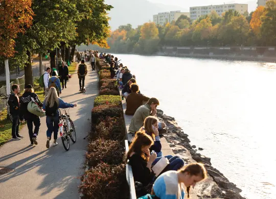 Auf Klassenfahrt mit HEROLÉ: Studenten auf der Innpromenade in Innsbruck