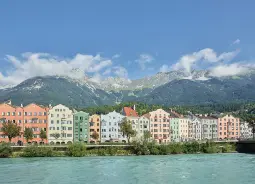 Mariahilf Häuserzeile in Innsbruck Auf Klassenfahrt mit HEROLÉ: Mariahilf Häuserzeile in Innsbruck