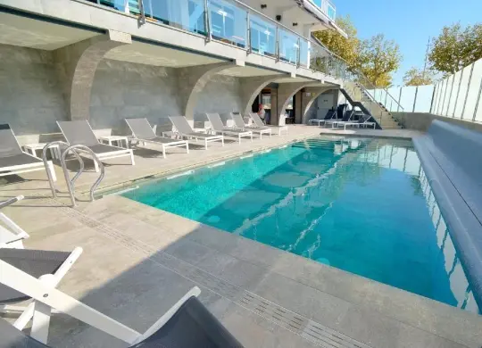 Auf Klassenfahrt mit HEROLÉ: Kl. Swimmingpool im Hotel Internacional in Callela