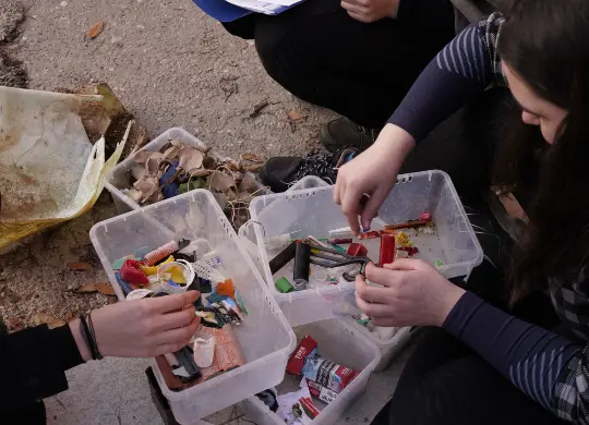 Auf Klassenfahrt mit HEROLÉ: Müllsuche und Bestimmung Arten von Müll