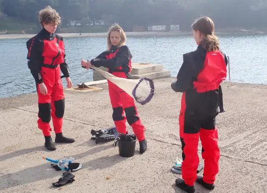 Auf Klassenfahrt mit HEROLÉ: Vorbereitung der Utensilien zur Probensammlung
