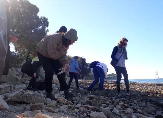 Auf Klassenfahrt mit HEROLÉ: Müllsammeln am Strand
