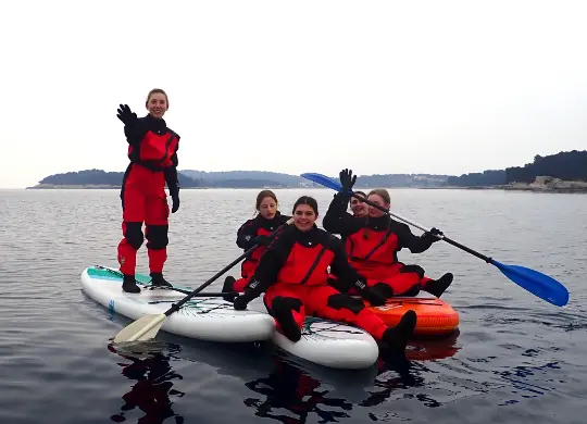 Auf Klassenfahrt mit HEROLÉ: Auf dem SUP im Wintermeer